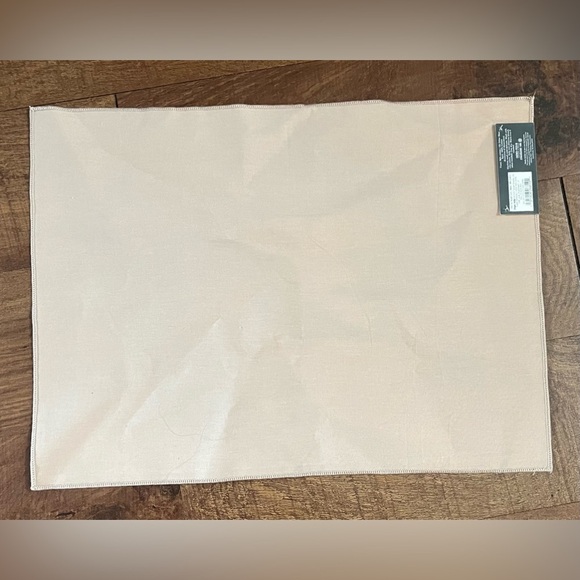 NWT set of 6 threshold beige medallion placemats 14”x19” each - Picture 7 of 7